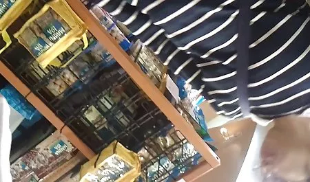 Bir erotik mature filmleri büyük gevşek ve ince bir kız için üç fisting kedi