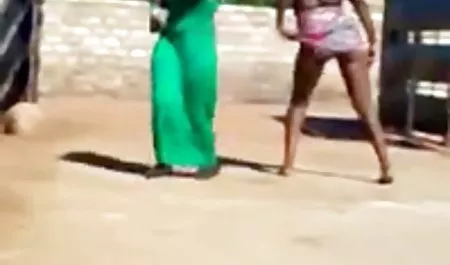 Karısı jolene olgun sex film eteğini kaldırıyor ve onu oyuncak Sikikleri