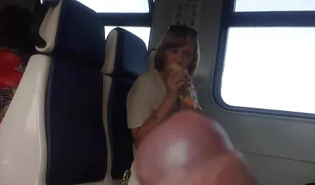 Sandalyenin üzerinde Mastürbasyon göğüsleri olan mature erotik filmi