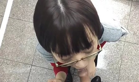 Yurt odasında Sürtük kedi ile erotik olgun film oynuyor!