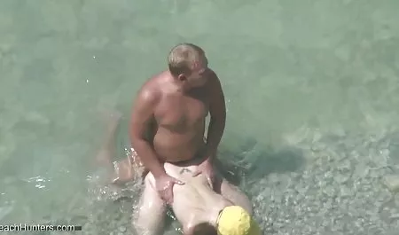 Yolda eğlenmek dinlenmek ve sahip olgun kadın erotik video